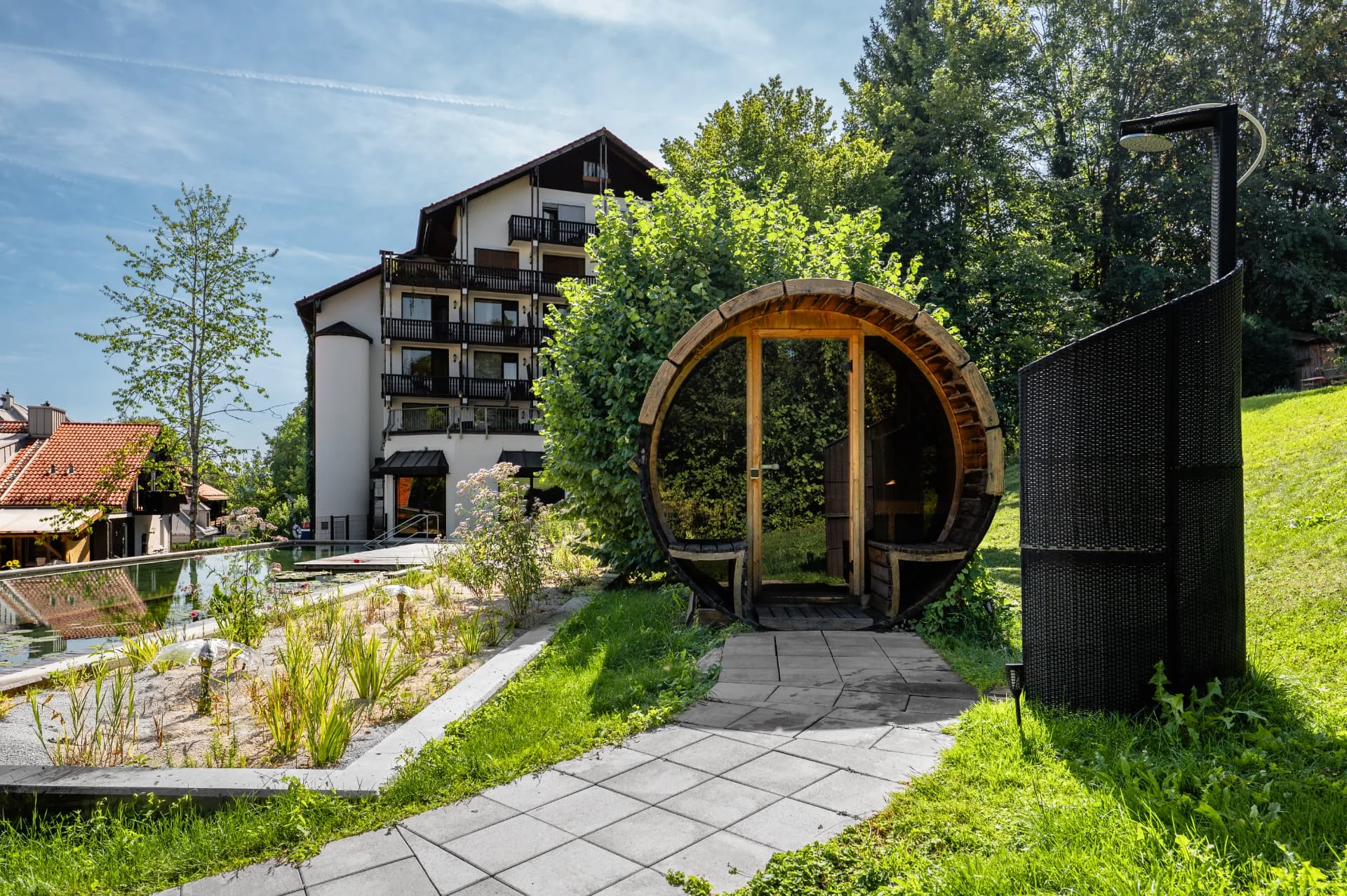 Faßsauna im Schwimmteichbereich, Barrel sauna  – Haus Sibylle