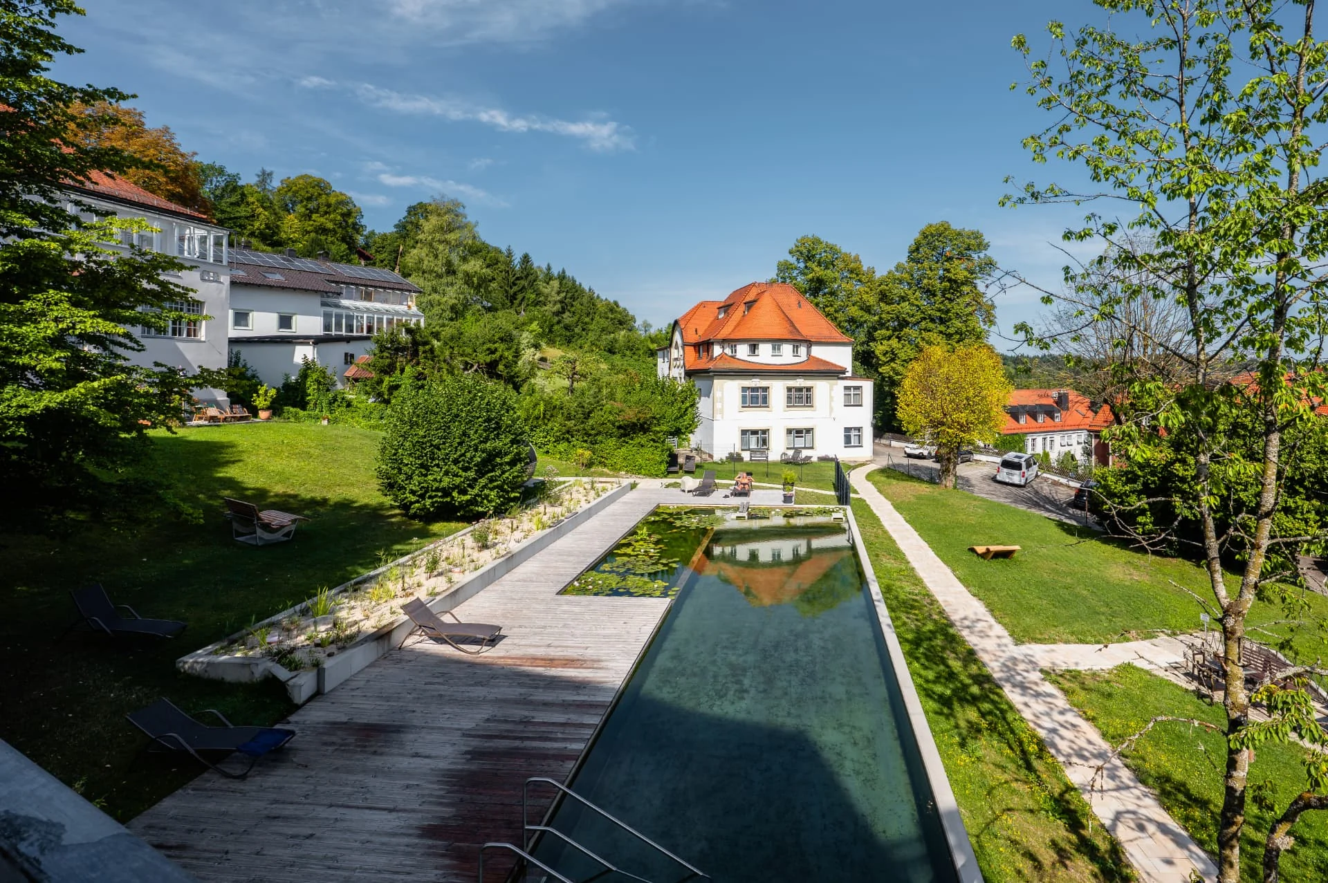 Exklusiver Zugang zum Naturschwimmteich und Faßsauna (200m zu Fuß entfernt)   

Exklusive access to the natural swimming pool and the barrel sauna (200m away from the house) – Haus Sibylle