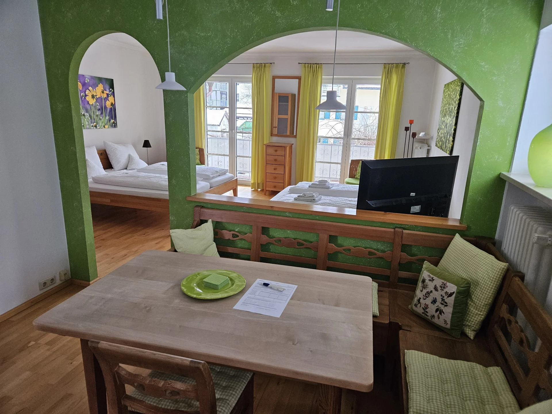 Blick durch den grünen Bogen der Junior-Suite – Haus Sibylle