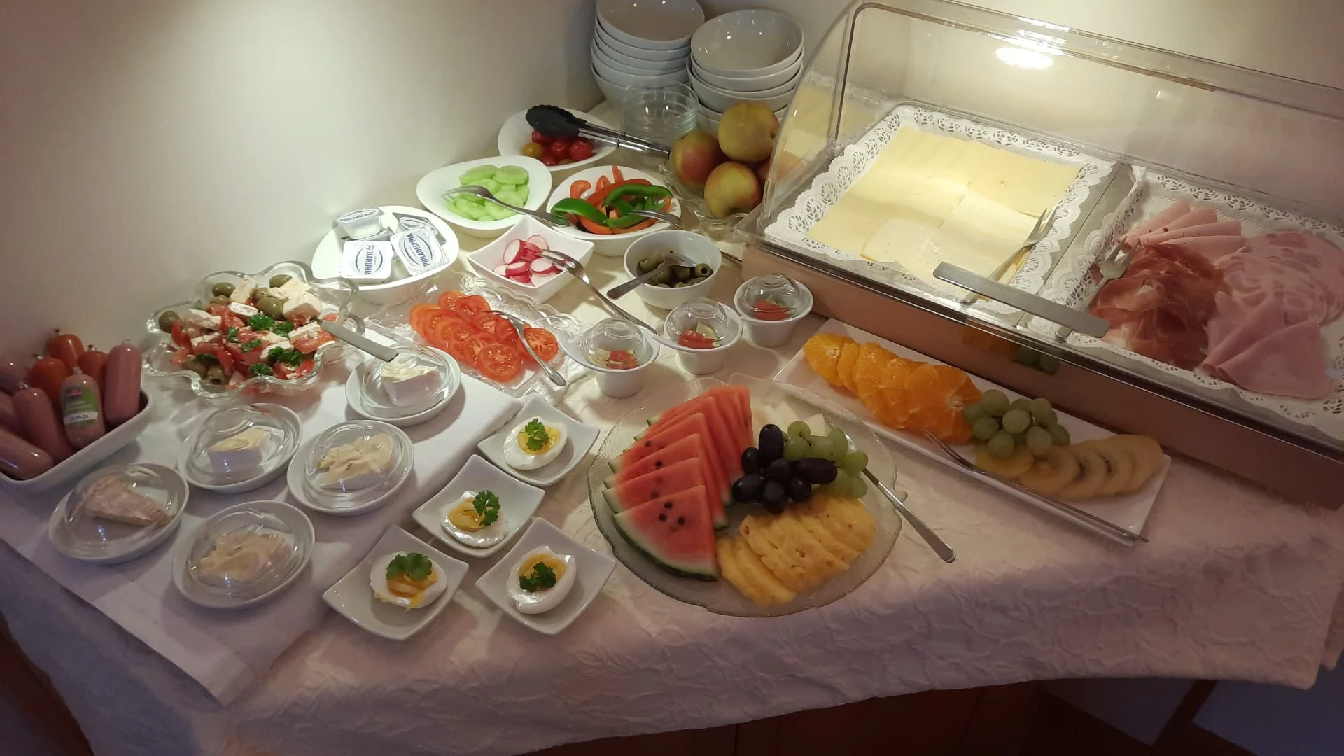 Frühstücksbüffet mit frisch geschnittenem Obst – Haus Sibylle