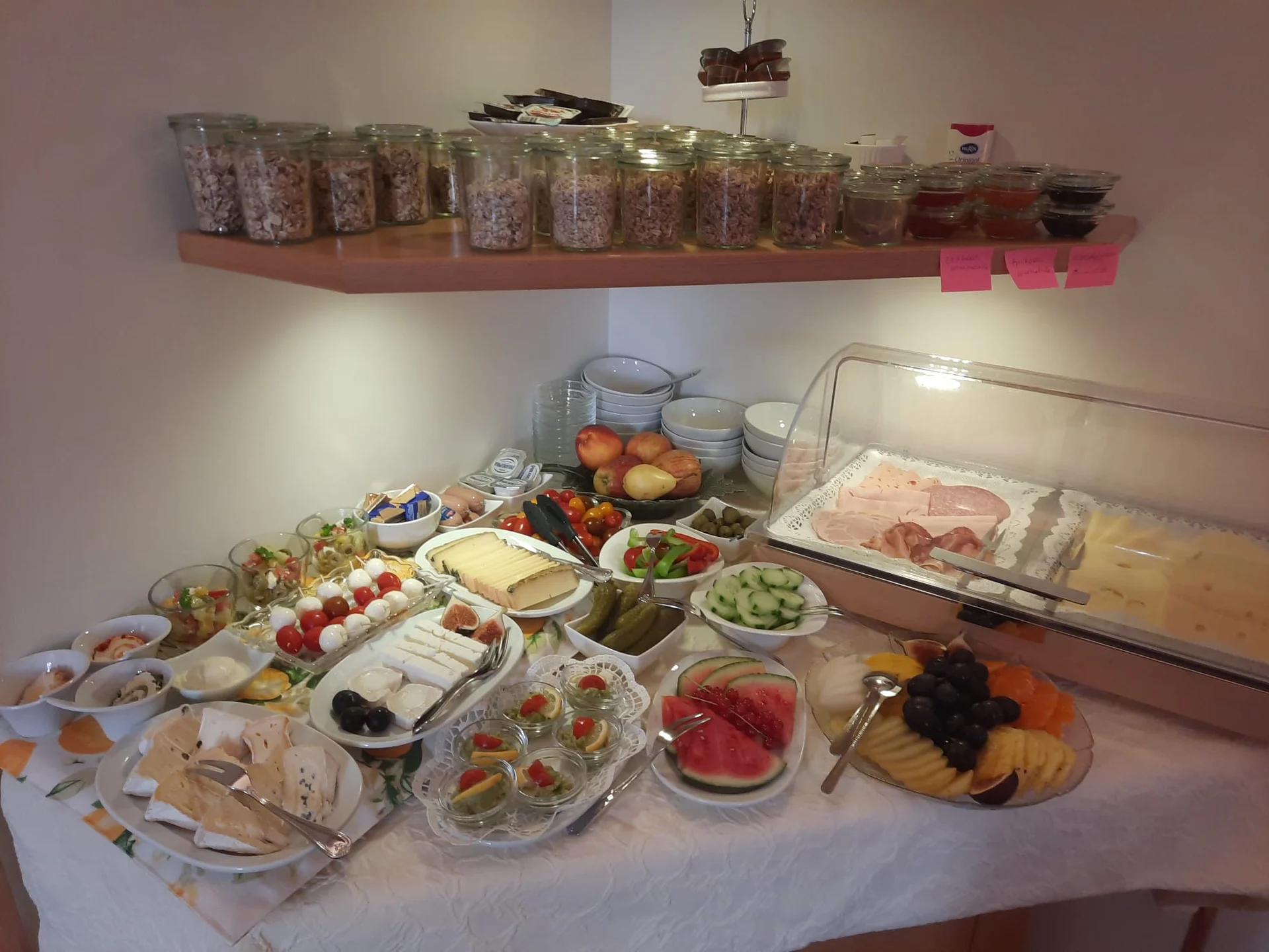 Wurst, Käse und Obst am Frühstücksbüffet – Haus Sibylle